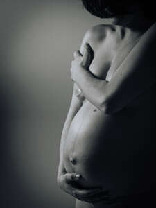 Schwangerschaftsbauch Schwarz weiss klassisch fotografiert