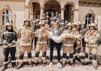 Gruppenfoto Hochzeit mit Feuerwehr Kollegen