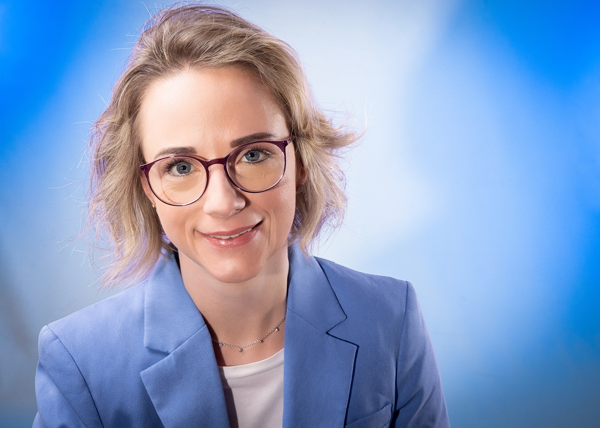 Bewerbungsbild einer Frau mit Brille