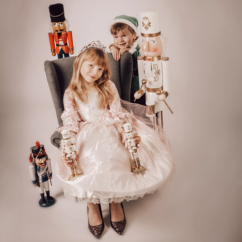 Kinder weihnachtlich fotografiert mit dem Nussknacker